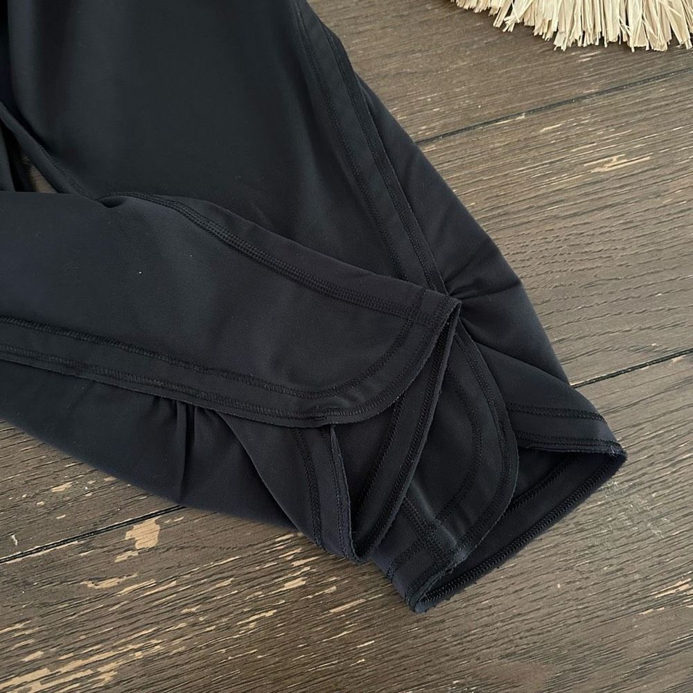 Lululemon Capris Leggings in Black size 4 ruched style on hems pockets - Picture 4 of 8